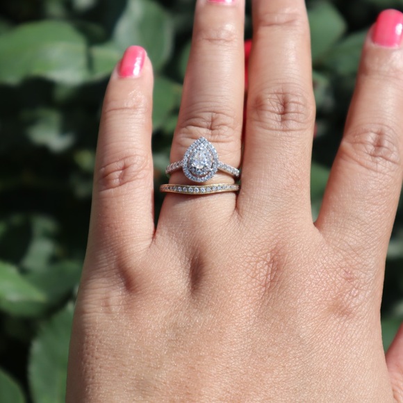 Pear shape diamond engagement ring - Picture 7 of 7